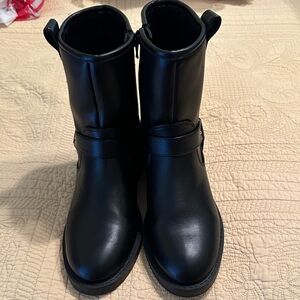 Size 8 Women’s Pondo Dolce Vita Black Leather Ankle Boots. Only worn once!